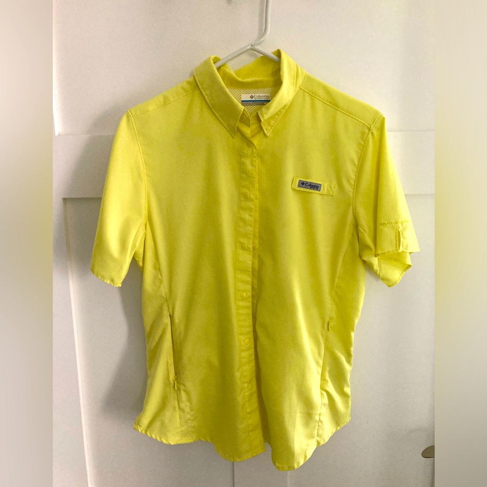 Columbia bright yellow shortsleeved collared button-down camp shirt  in Medium.